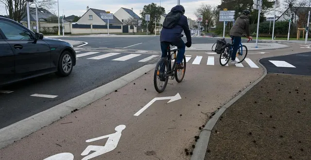 photo  sainte-gemmes-sur-loire, 14 janvier 2026. pour traverser l’intersection ou tourner à gauche quand le feu est vert, les cyclistes doivent rester sur leur piste qui s’écarte de la chaussée principale derrière un îlot en forme d’amande. c’est le principe du carrefour à la hollandaise.  &copy;  co - laurent combet 