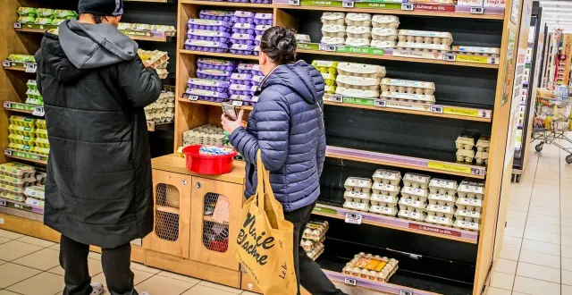 photo  le rayon des œufs n’est pas toujours alimenté à la hauteur des besoins des consommateurs. et la situation risque de se prolonger, si l’attrait pour le produit se confirme.  &copy;  photo le maine libre yvon loue 