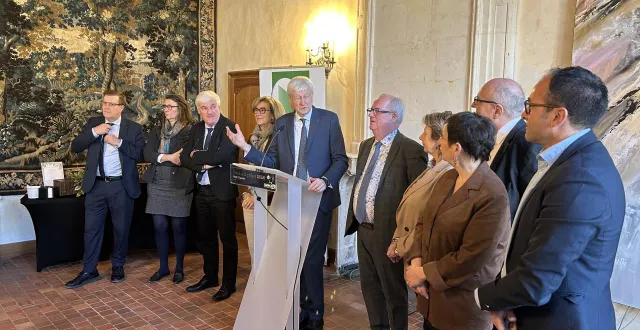 photo  le président du département de la sarthe, dominique le mèner et une partie des élus départementaux du département, lors de la cérémonie de vœux à la presse, mardi 13 janvier 2026.  &copy;  ouest-france 