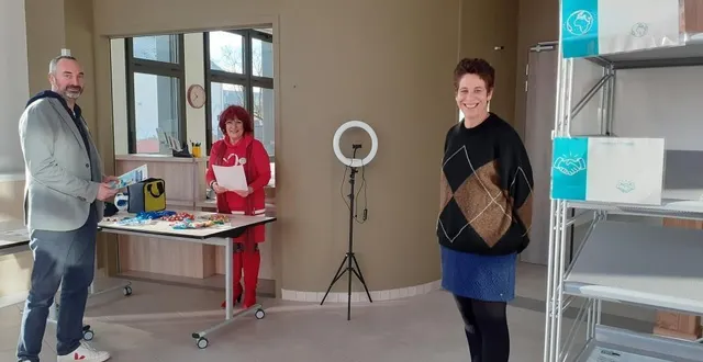 photo  de gauche à droite, laurent carpentier, responsable du service enfance jeunesse ; jacqueline laisné, à l’accueil ; et alexa chaumoître, coordinatrice jeunesse.  &copy;  ouest-france 