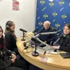 photo  angers, le 8 janvier 2026. une partie de l’équipe de bénévoles et salariés dans le nouveau studio de la radio sun, à angers. 