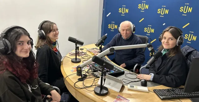 photo  angers, le 8 janvier 2026. une partie de l’équipe de bénévoles et salariés dans le nouveau studio de la radio sun, à angers.  &copy;  co 