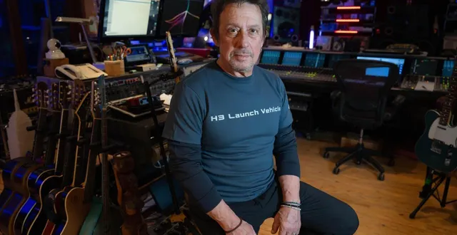 photo  le compositeur éric serra dans son studio baptisé x-plorer aux portes de paris. compositeur attitré de la musique des films de luc besson, il sort « space proket u.m.o » son deuxième album personnel en quarante-trois ans de carrière.  &copy;  stéphane geufroi / ouest-france 