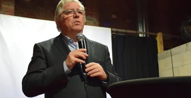 photo  yves goasdoué, en 2020, lors de l’annonce de sa candidature, à la salle du forum.  &copy;  archives ouest-france 