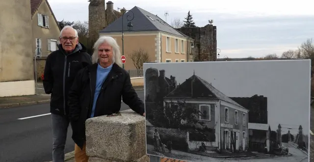 photo  francis gougaut et gaby lamberdière devant le panneau installé sur le d338. la carte postale agrandie permet d’avoir une vue sur le pont avant sa destruction.  &copy;  le maine libre 