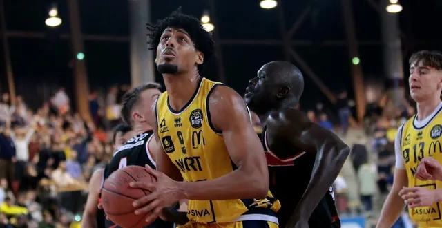 photo  samuel alouekey et les niortais veulent enclencher une bonne série.  &copy;  co - benoit felace 