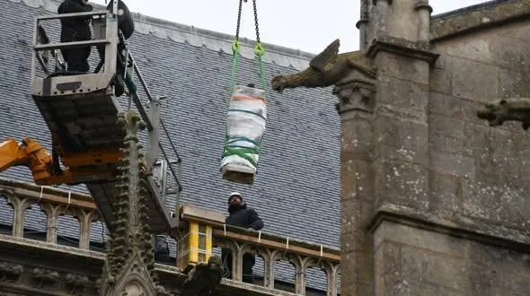 photo  une statue de la cathédrale du mans a été retirée ce jeudi 15 janvier 2026.  &copy;  ville du mans 