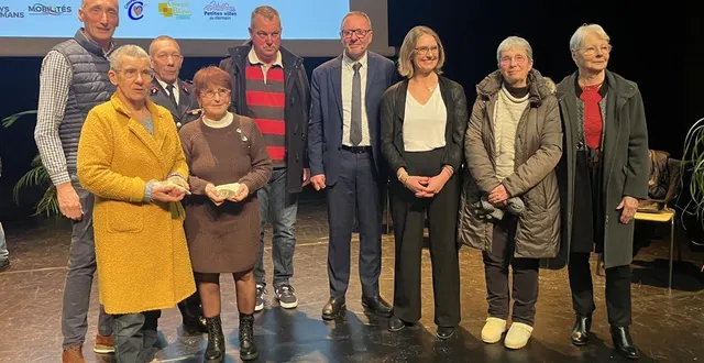 photo  une partie des bénévoles mis à l’honneur par la municipalité.  &copy;  le maine libre 