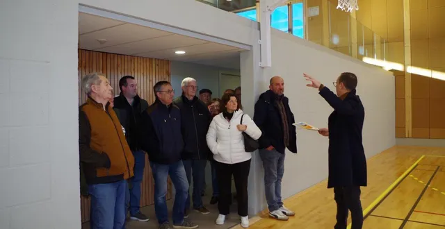 photo  les visiteurs étaient accueillis par les élus pour la présentation de cet équipement qui a totalement été réhabilité.  &copy;  le maine libre 