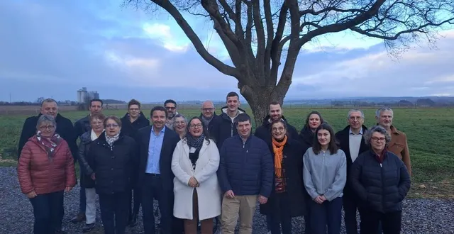 photo  catherine paineau, au premier rang avec le manteau blanc, et son équipe « ensemble, préparons l’avenir de loué ». évelyne rault absente sur la photo.  &copy;  le maine libre 