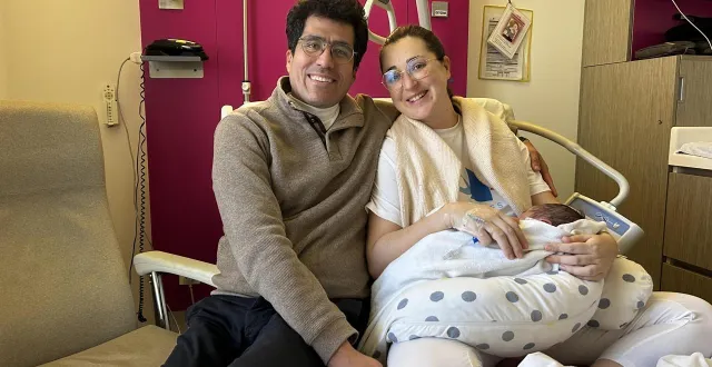 photo  cholet, pavillon mère-enfant, jeudi 1er janvier 2026. le petit léo, ici avec ses parents diego diaz et mathilde jeanneau, a été le premier bébé à naître à cholet cette année.  &copy;  co - yves boiteau 