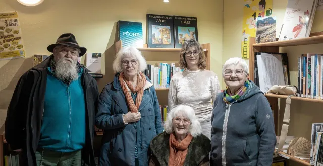 photo  jean-jacques, régine, suzanne (assise), cendrine et marie-antoinette, membres de la bibliothèque de saint-fiacre.  &copy;  ouest-france 