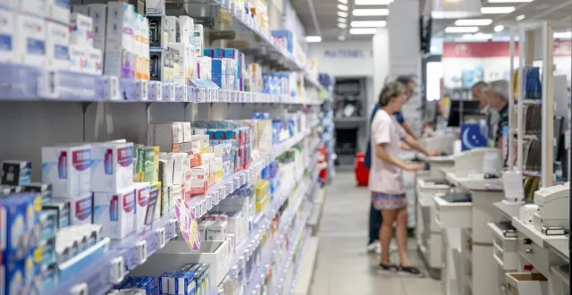 photo  en volume en france, la consommation de médicaments a augmenté légèrement (+ 1,1 % par an) sur les cinq dernières années mais en montant, la facture grimpe à cause de médicaments très onéreux.  &copy;  afp 