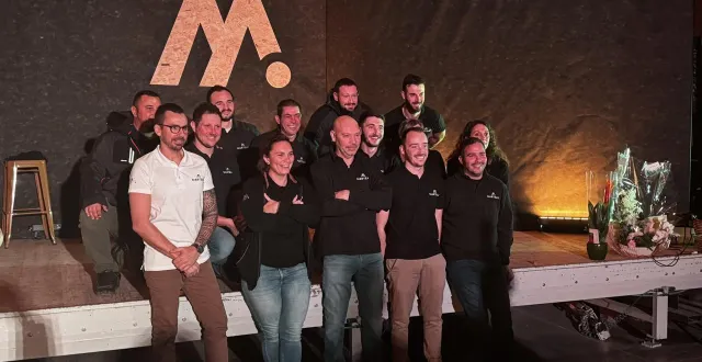 photo  benjamin marteau (à gauche) avec les salariés de son entreprise.  &copy;  co – dimitri geslot 