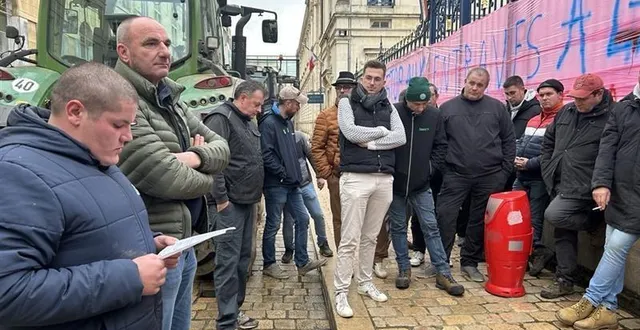 photo  romain auzanneau au moment de la prise de parole devant la préfecture.  &copy;  co - laurent régnier 