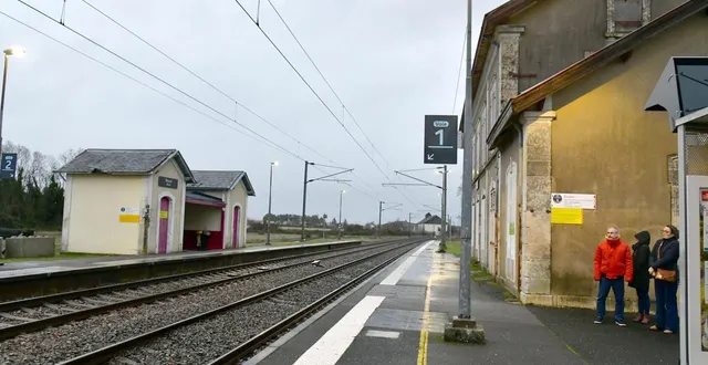 photo  lignes ferrées vieillissantes, primes d’astreintes non revalorisées… quatre à cinq agents œuvrant au service électrique de la sncf à niort indiquent leur droit de grève une heure avant la fin de leur service.  &copy;  co - illustration marie delage 