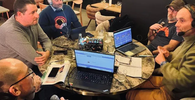 photo  de gauche à droite : julien hippocrate (ouest-france), jérémie maginot (collines radio), françois larue (collines radio), pierre-yves croix (courrier de l’ouest), philippe audouin (rtl).  &copy;  dr 