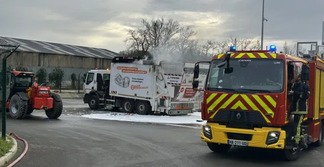 photo  avrillé, déchèterie du lac bleu, vendredi 16 janvier 2026. le camion de tri sélectif s’est enflammé à avrillé au cours de la collecte des déchets jaunes.  &copy;  co - franck de brito 