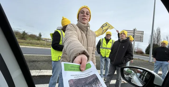 photo  aux abords de la zone commerciale de chemillé (maine-et-loire), les étudiants en agriculture arrêtent les automobilistes et leur distribuent des tracts.  &copy;  ouest-france 