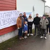 photo  des parents d’élève et les locataires des appartements attenants à l’établissement devant l’école de maigné, où une banderole a été déployée pendant plusieurs jours, en ce début du mois de janvier 2026, pour dénoncer les problèmes de chauffage. 