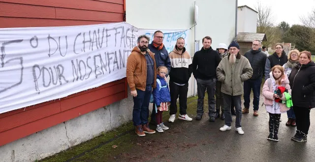 photo  des parents d’élève et les locataires des appartements attenants à l’établissement devant l’école de maigné, où une banderole a été déployée pendant plusieurs jours, en ce début du mois de janvier 2026, pour dénoncer les problèmes de chauffage.  &copy;  ouest-france 
