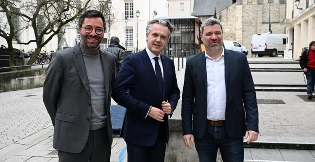 photo  angers, rue corneille, 16 janvier 2026. christophe béchu va changer 30 des 58 noms qui constituaient sa liste en 2020. il a présenté les deux premiers nouveaux visages, pas tout à fait des inconnus : anthony lusson (à gauche) et antoine lelarge.  &copy;  co - josselin clair 