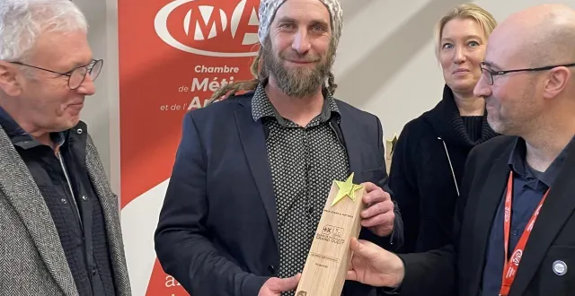 photo  gilles rabache, maire de caligny (orne), anthony stéphan, fondateur de pi-oeuvre entreprise de maçonnerie à base de béton chanvre, et guillaume lemoust de lafosse, conseiller à la chambre des métiers et de l’artisanat à flers.  &copy;  ouest-france 
