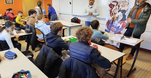 photo  les classes de cinquième du collège saint-exupéry ont accueilli le dessinateur angevin jean-mathias xavier, ici au centre, en compagnie de vincent bruneau, à droite, dessinateur et membre du festival bd « bulles en loire ».  &copy;  ouest-france. 