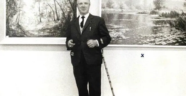 photo  marcel derulle prend la pose devant deux de ses œuvres.  &copy;  archives famille derulle 