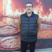 photo le pizzaïolo et ses spécialités à emporter dans sa structure.