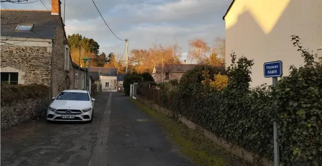 photo  l’impasse ramir, à mûrs-érigné, vient d’être officiellement inscrite au cadastre par délibération du conseil municipal, afin de régulariser sa situation administrative.  &copy;  co 