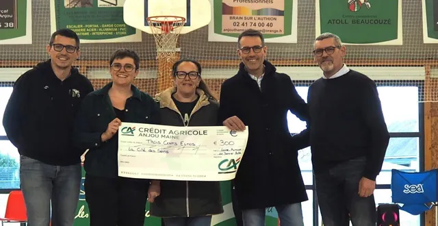 photo  dimanche 11 janvier, le bureau du club de basket de l’esab a remis un chèque de 300 € à nicolas paillocher, pour soutenir l’action de la cité des soins en faveur des personnes touchées par le cancer du sein.  &copy;  co 