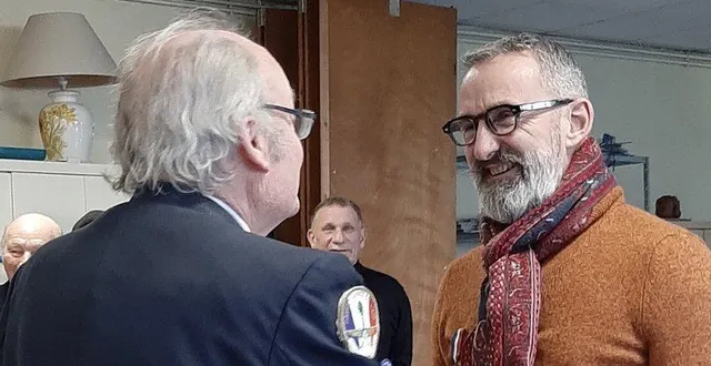 photo  le président daniel jotreau (de dos) décerne la médaille du mérite unc bronze à thierry cherbuy, commandant de l’armée de l’air.  &copy;  co 