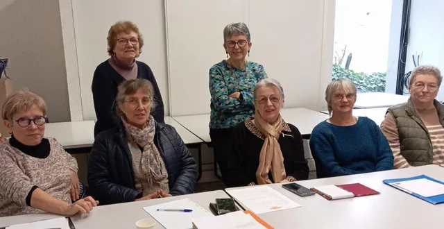 photo  de gauche à droite jocelyne martin debray, sylvaine floret, élisabeth bray, les animatrices jocelyne sailly et odile paré. en arrière-plan catherine lochard et l’animatrice acrylique annie poirier (absente sur la photo sophie cartier).  &copy;  co. 