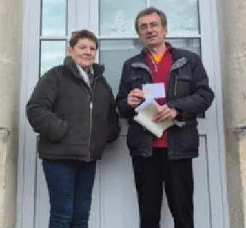 photo  aux côtés de l’agent recenseur patrick ledain, le maire annick dutertre rappelle l’importance du recensement.  &copy;  le maine libre 