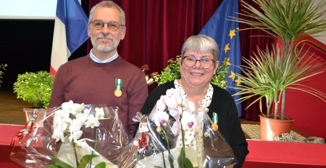 photo  daniel leroy et catherine lanceleur, deux agents de la commune, ont été médaillés au cours de la cérémonie des vœux.  &copy;  le maine libre 