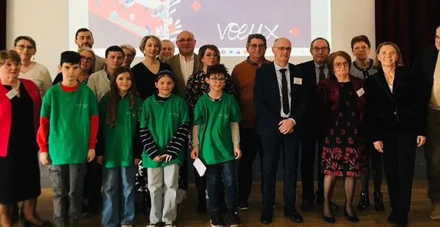 photo  des vœux municipaux très émouvants pour la maire, véronique cantin (à droite), entourée de son équipe municipale.  &copy;  le maine libre 