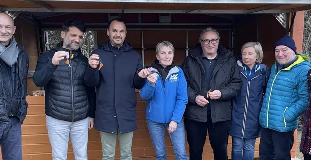 photo  les clés du chalet buvette ont été remises aux responsables des associations sportives.  &copy;  le maine libre 