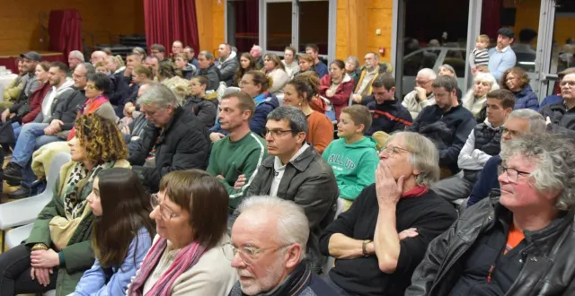 photo  la salle polyvalente a accueilli une assistance très nombreuse.  &copy;  le maine libre 