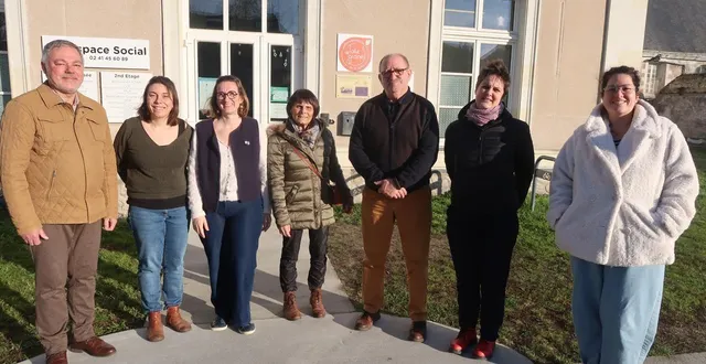 photo  beaufort, le 13 janvier 2026. les trois coprésidents du centre d’animation toile de graines, accompagnés d’une partie de l’équipe des six salariées reprise par l’association.  &copy;  co – agathe le nueff 