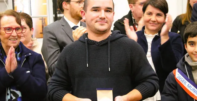 photo  gaylord martin, héros de l’incendie survenu rue jean-jaurès, a reçu la médaille de la ville devant de nombreux habitants, réunis à l’occasion des vœux de la municipalité.  &copy;  le maine libre 