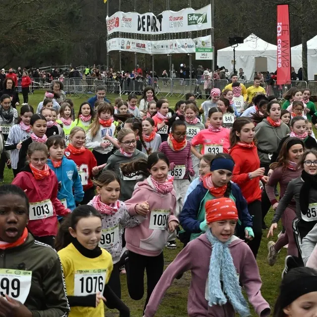 Au total, ce sont 3 500 élèves représentant 77 établissements sarthois qui ont participé à l’événement sportif. Jérôme Fouquet/ouest-France photo au total, ce sont 3 500 élèves représentant 77 établissements sarthois qui ont participé à l’événement sportif. © jérôme fouquet/ouest-france