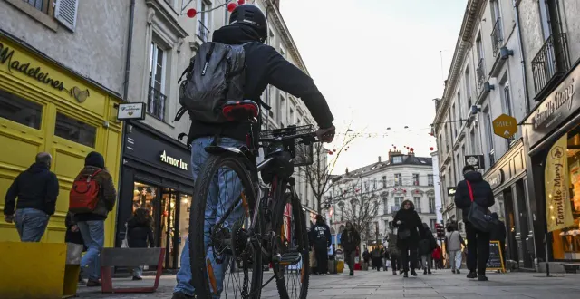 photo  dans les rues piétonnes le samedi, les cyclistes doivent poser pied à terre depuis le 21 juin 2025. en ce mois de janvier 2026, la mesure n’est pas toujours respectée.  &copy;  le maine libre – denis lambert 