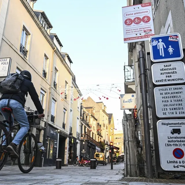 photo la signalétique aux entrées de la zone piétonne est un peu fouillis.  ©  le maine libre – denis lambert