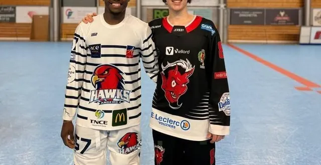 photo  josua (à gauche) avec son nouveau maillot des hawks sur les épaules  &copy;  @coastal pirates inline hockey club 