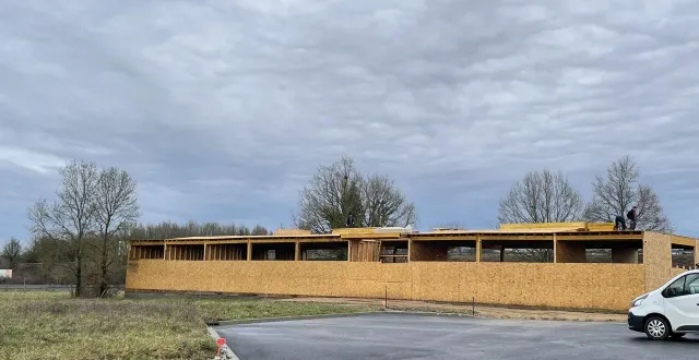 photo  le bâtiment de l’archeban 1982, menuisier d’art, est en construction sur la tranche 6.  &copy;  le maine libre 
