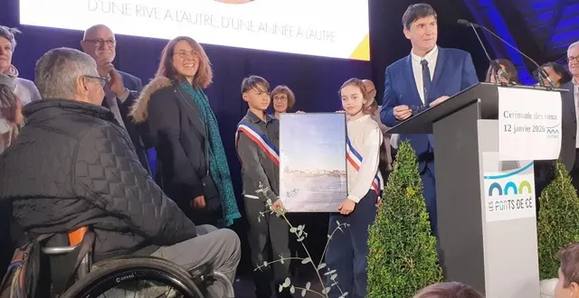 photo  pour la seconde année, la photo de couverture de l’agenda municipal est le résultat d’un concours proposé par la ville. élodie landreau qui avait proposé un cliché de la performance de nathan paulin, cet été, a reçu sa photo encadrée.  &copy;  ouest-france 