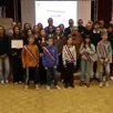 photo  la maire marie-madeleine monnier, à gauche, en compagnie de tous les lauréats 2025 de la soirée des récompenses. au premier plan, les représentants du conseil municipal des jeunes (cmj). 