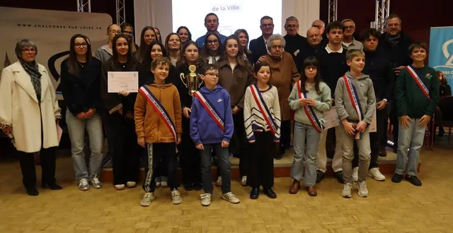 photo  la maire marie-madeleine monnier, à gauche, en compagnie de tous les lauréats 2025 de la soirée des récompenses. au premier plan, les représentants du conseil municipal des jeunes (cmj).  &copy;  ouest-france 