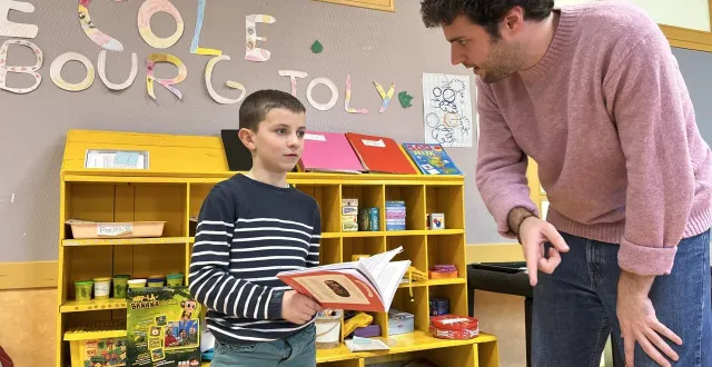 photo  hugo, 9 ans, écoute les conseils de charles patault, comédien et metteur en scène de la compagnie les assoiffés d’azur, avant la lecture de son texte.  &copy;  le maine libre 